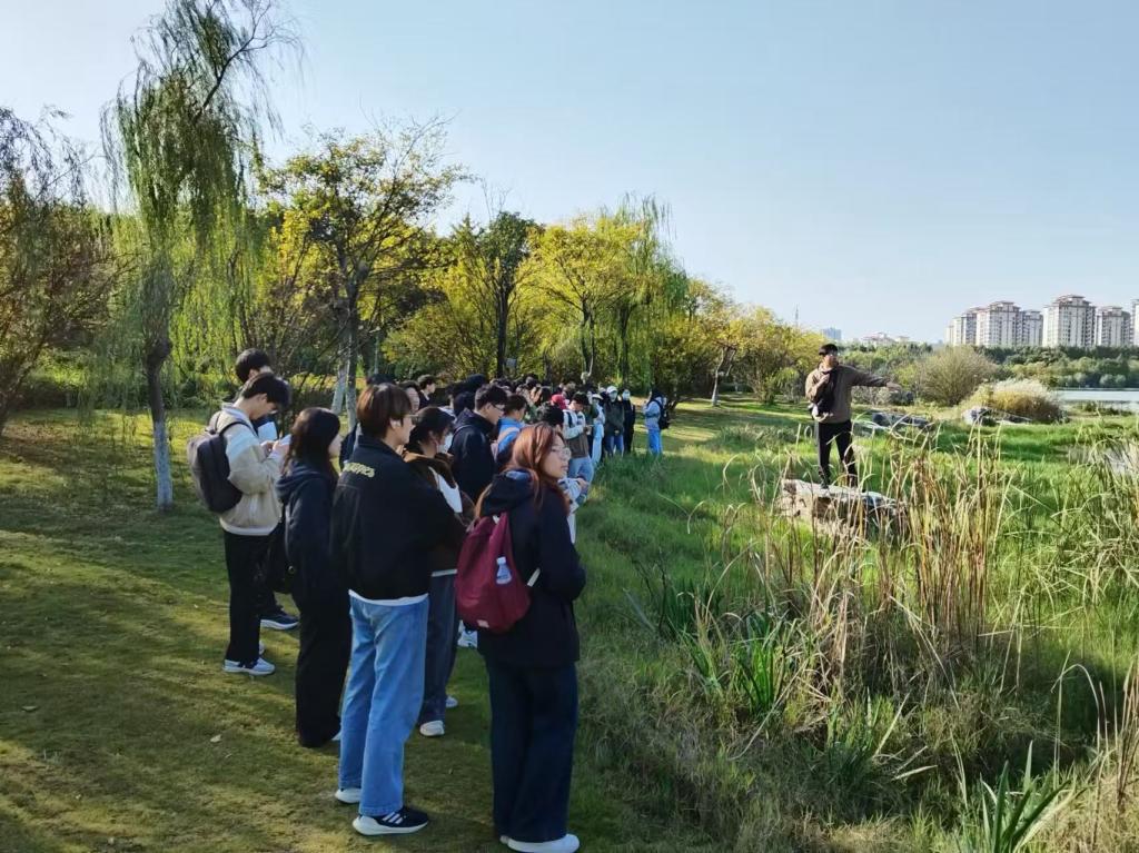 尹老师为同学们介绍水生态修复措施